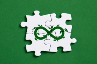 Descubra como a economia circular está reinventando o setor plástico, do design sustentável ao reuso inteligente.