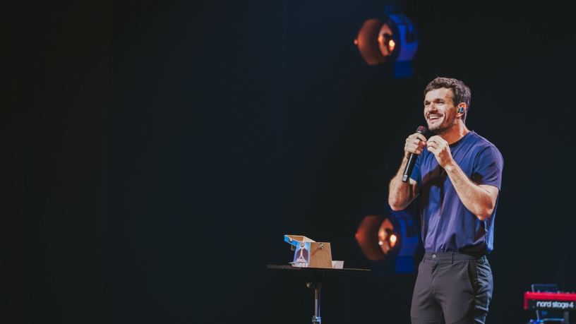 Non Stop lança o espetáculo “Pecado É Não Rir”, com Padre Patrick mostrando que rir também é divino.