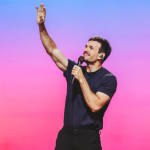 Non Stop traz a estreia de “Pecado É Não Rir”, onde Padre Patrick transforma pecados em gargalhadas.