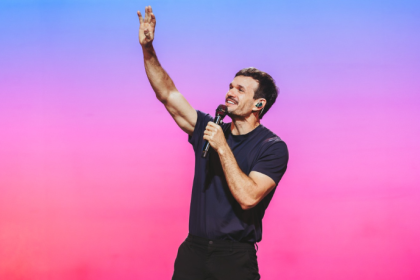 Non Stop traz a estreia de “Pecado É Não Rir”, onde Padre Patrick transforma pecados em gargalhadas.