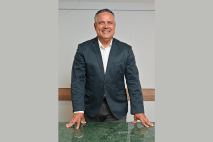 Elmar Juan Passos Varjão Bomfim analisa os principais critérios de engenharia que garantem eficiência logística, segurança operacional e expansão futura em centros de distribuição e instalações industriais.