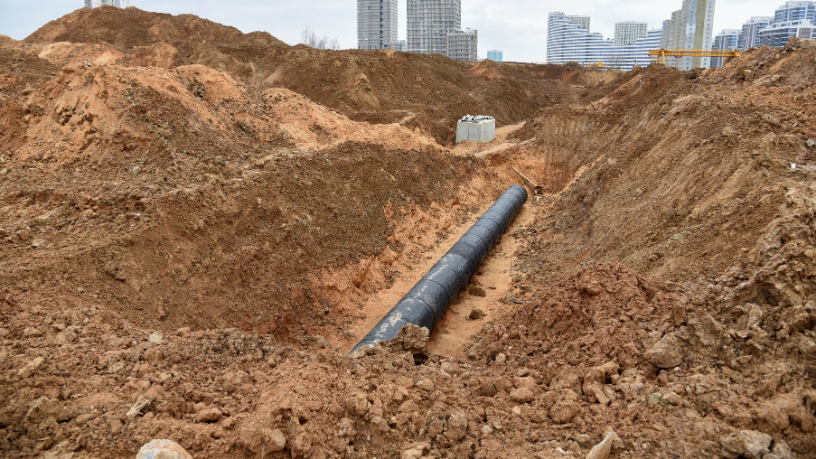 Tecnologia brasileira, inserção internacional e a disputa por protagonismo no mercado global de dutos são analisadas por Paulo Roberto Gomes Fernandes com foco em competitividade, escala e inovação.