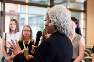 Voto feminino em Santa Catarina evidencia desafio da representatividade política no estado