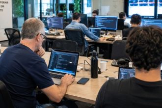 Transição para tecnologia em Santa Catarina derruba mito da idade e transforma carreiras