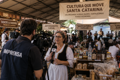 O papel do jornalismo de proximidade no fortalecimento socioeconômico e na identidade cultural de Santa Catarina