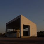 Edificação de formas geométricas em Criciúma, no sul de Santa Catarina, iluminada pela luz do entardecer.