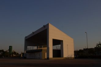 Edificação de formas geométricas em Criciúma, no sul de Santa Catarina, iluminada pela luz do entardecer.