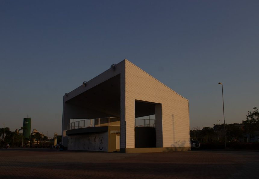 Edificação de formas geométricas em Criciúma, no sul de Santa Catarina, iluminada pela luz do entardecer.