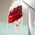 Bolsa de sangue conectada a um equipo em ambiente hospitalar