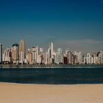 Vista panorâmica do skyline de Balneário Camboriú diante da orla e do mar.